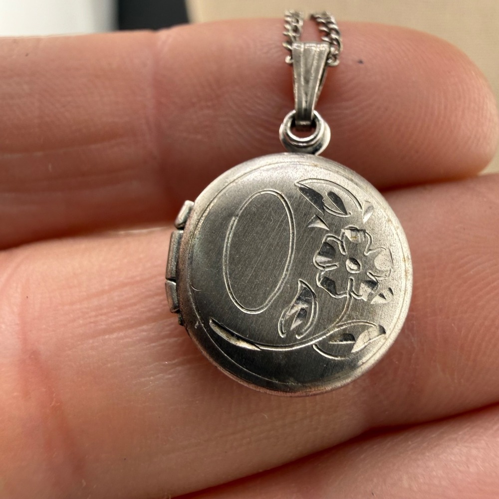 Vintage Beau Sterling Locket Necklace Silver Round Floral Engraved‎ 18in READ